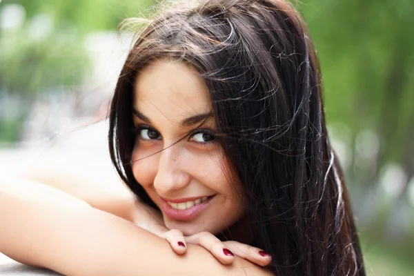 Young woman at spring park — Stock Photo, Image