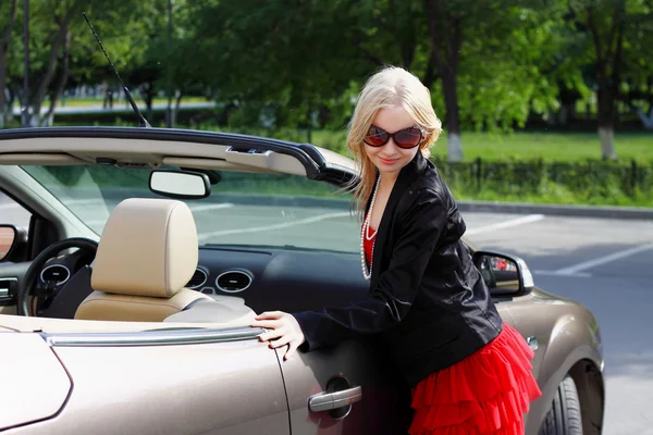 Charmante blonde en de auto — Stockfoto