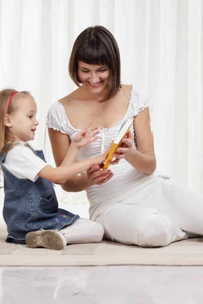 Mom playing with little daughter — Stock Photo, Image