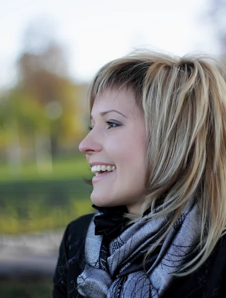 Young beautiful woman in the autumn park — Stock Photo, Image