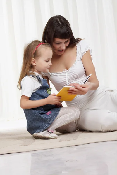 Mom playing with little daughter — Stock Photo, Image