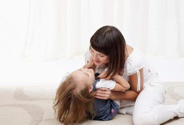 Mom playing with little daughter — Stock Photo, Image