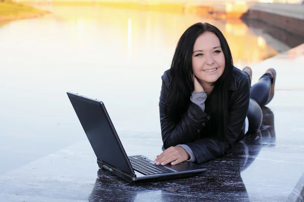 Charmiga brunett med laptop — Stockfoto