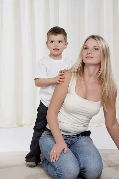 Mom playing with young son — Stock Photo, Image