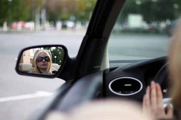 Mooie vrouw rijden haar cabrio sportwagen met haar sunglas Stockfoto