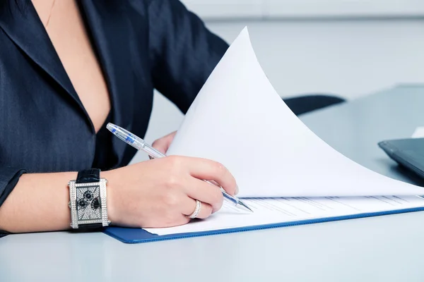 Businesswoman's hand signing an important document — Stock Photo, Image