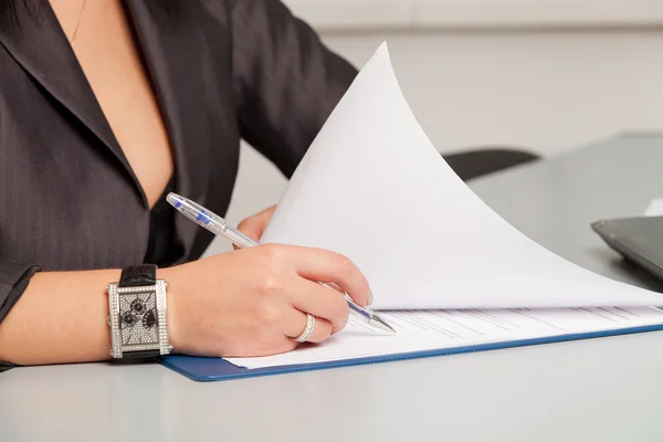 Close-up van een vrouw ondertekenen van document — Stockfoto