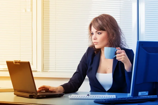 Mujer de negocios en su lugar de trabajo —  Fotos de Stock