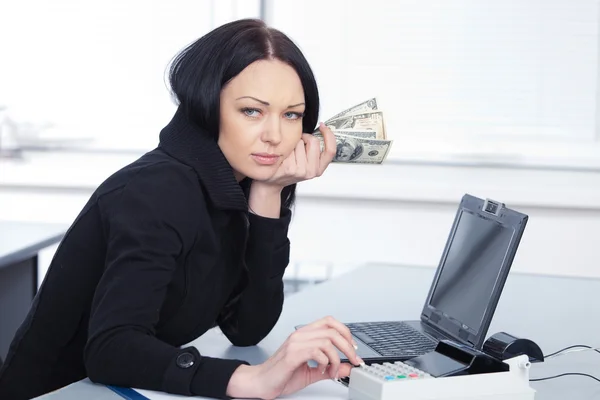 Mulher de negócios triste segurando par de dólares — Fotografia de Stock