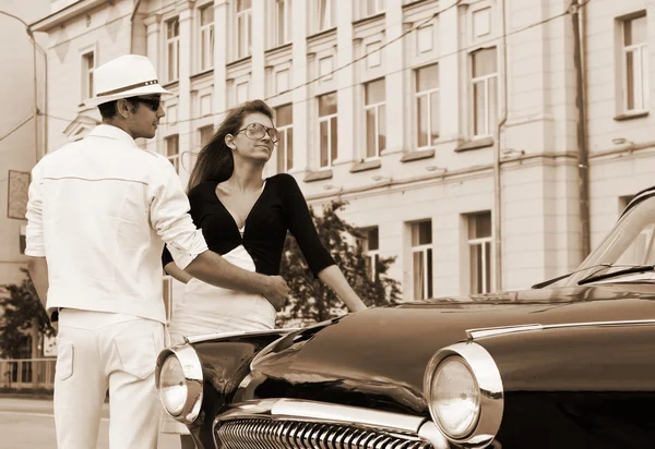 A young couple with a retro car — Stock Photo, Image