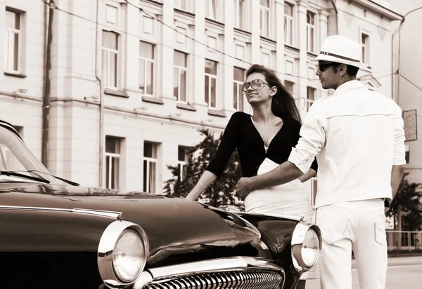 A young couple with a retro car — Stock Photo, Image