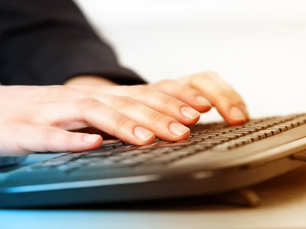 Female hands working on laptop — Stock Photo, Image