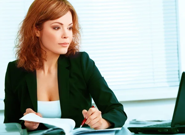 Mujer de negocios en su lugar de trabajo —  Fotos de Stock