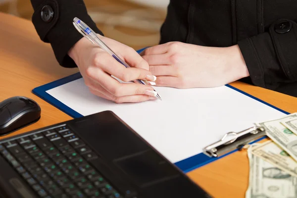 La mano della persona che firma un documento importante — Foto Stock