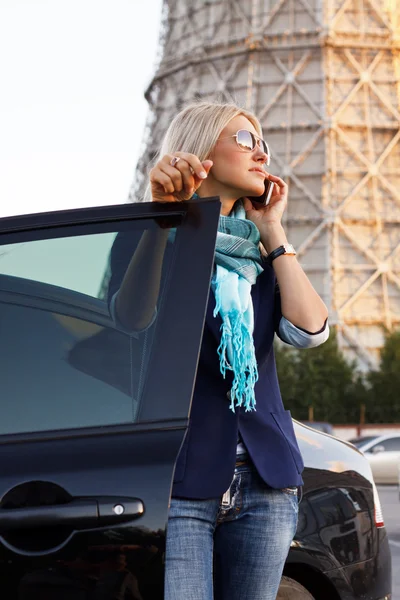 Una encantadora joven rubia en la ciudad — Foto de Stock