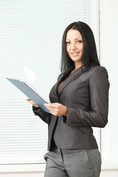 Femme d'affaires dans le bureau — Photo