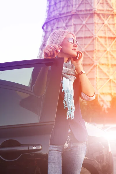 A charming young blonde in the city — Stock Photo, Image