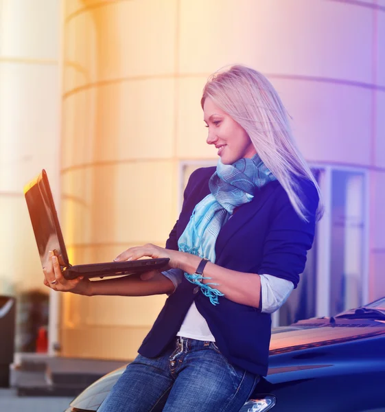 A charming young blonde in the city — Stock Photo, Image