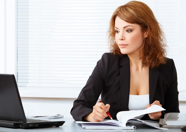 Mujer de negocios en su lugar de trabajo — Foto de Stock