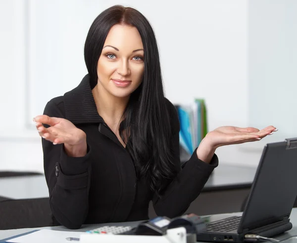 Businesswoman in the office — Stock Photo, Image