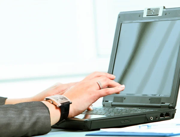 Frauenhände arbeiten am Laptop lizenzfreie Stockbilder