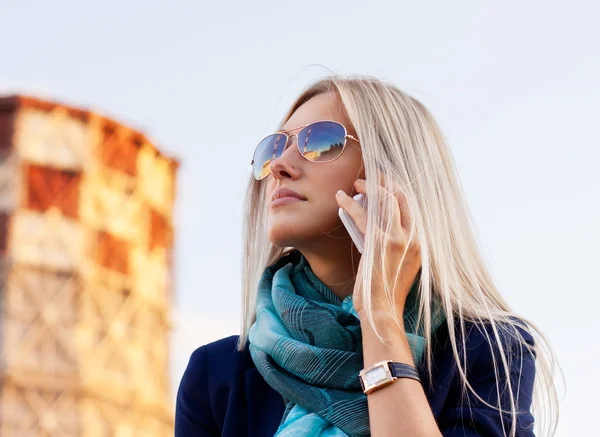 Een charmante jonge blonde in de stad Rechtenvrije Stockafbeeldingen