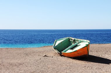 Eski kırık Atlas Okyanusu sahilde teknede sarı