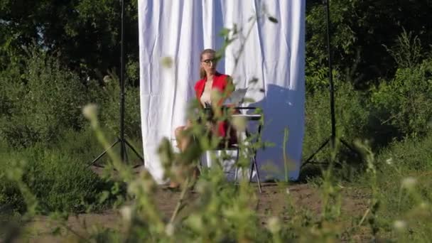 Ragazza nel bosco su un panno bianco lavori di sfondo. — Video Stock