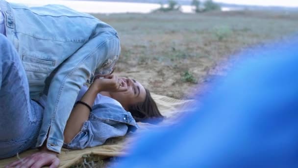 Facet z dziewczyna piknik z namiotem — Wideo stockowe