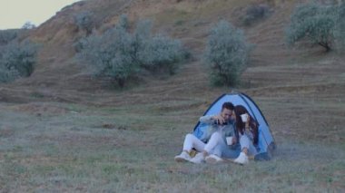 Çadırlı kız pikniği yapan adam