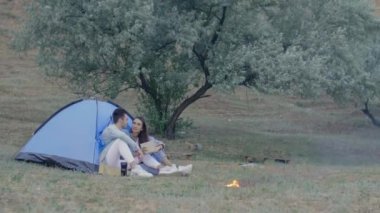 Çadırlı kız pikniği yapan adam