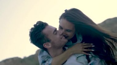 Çadırlı kız pikniği yapan adam