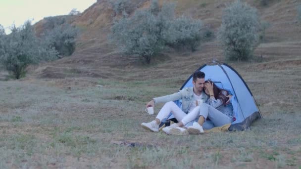 Facet z dziewczyna piknik z namiotem — Wideo stockowe