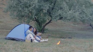 Çadırlı kız pikniği yapan adam