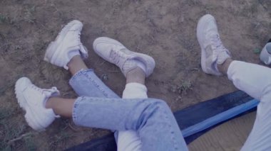 Çadırlı kız pikniği yapan adam