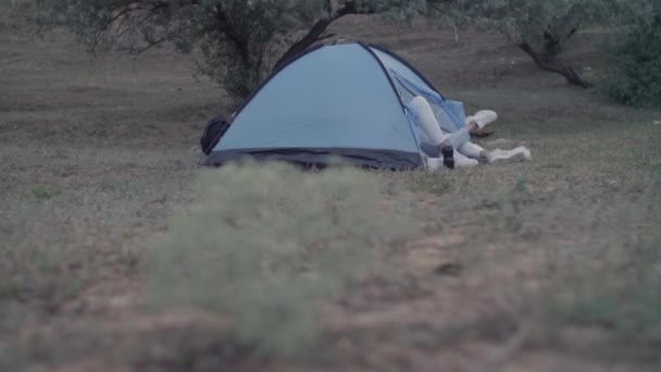 Kerl mit Mädchen Picknick mit Zelt — Stockvideo