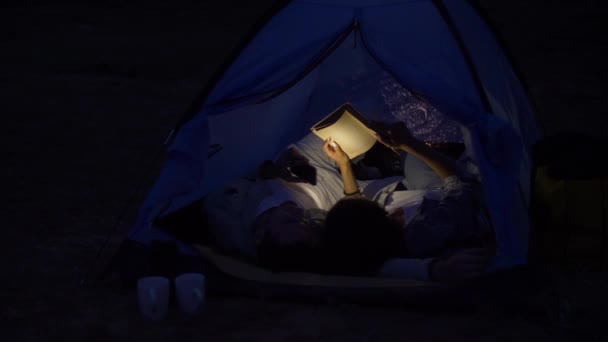 Jongen met meisje picknick met tent — Stockvideo