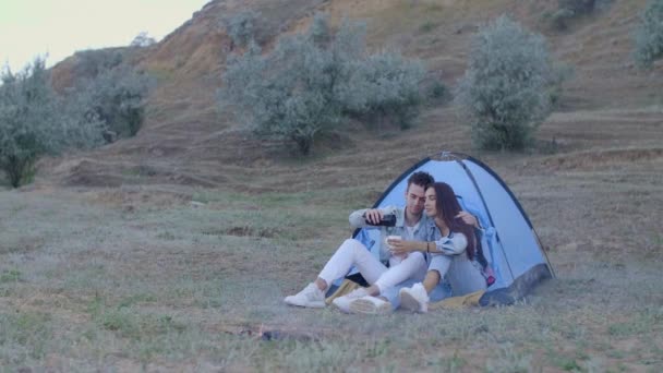 Kerl mit Mädchen Picknick mit Zelt — Stockvideo