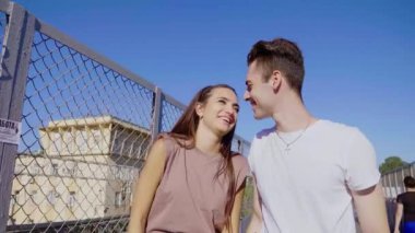 Çadırlı kız pikniği yapan adam