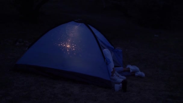 Ragazzo con ragazza picnic con tenda — Video Stock