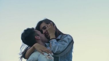 Çadırlı kız pikniği yapan adam