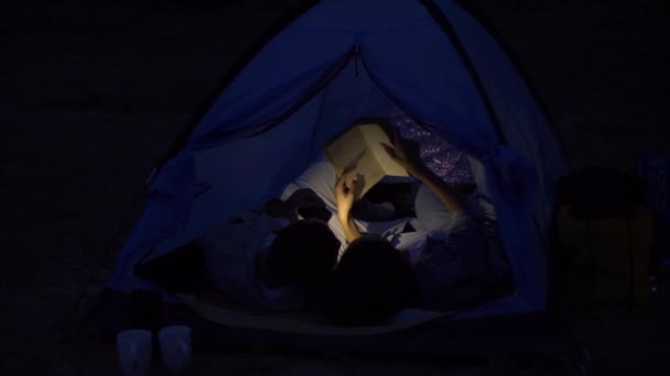 Kerl mit Mädchen Picknick mit Zelt — Stockvideo