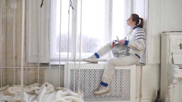 Menina em traje de astronauta — Vídeo de Stock