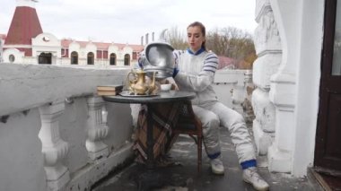 Astronot kılık kız