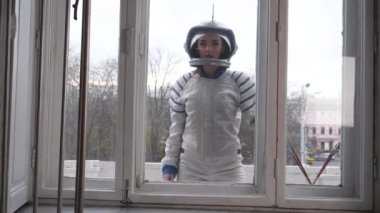 Astronot kılık kız