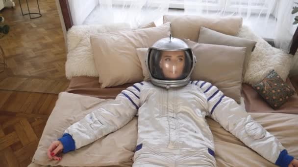 Девушка в костюме космонавта — стоковое видео
