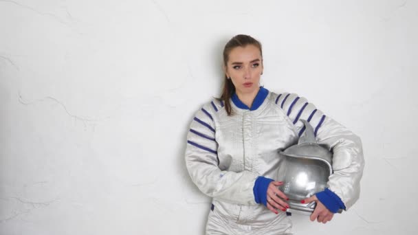 Gadis dalam kostum astronot — Stok Video