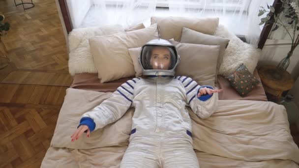 Girl in astronaut costume — Stock Video