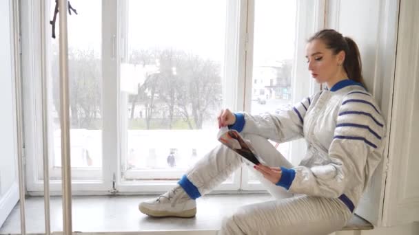 Menina em traje de astronauta — Vídeo de Stock