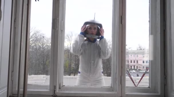 Menina em traje de astronauta — Vídeo de Stock